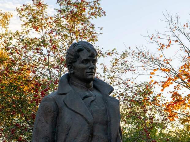 Есенин бьёт рекорды популярности через 100 лет после смерти