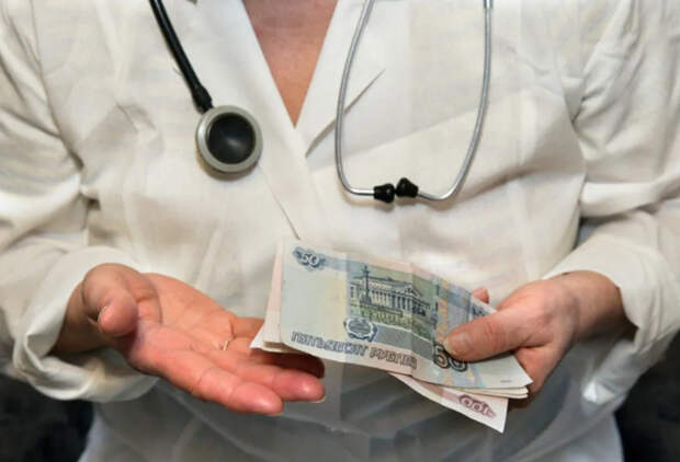 Врачам больницы в Мытищах в несколько раз сократили зарплаты за май