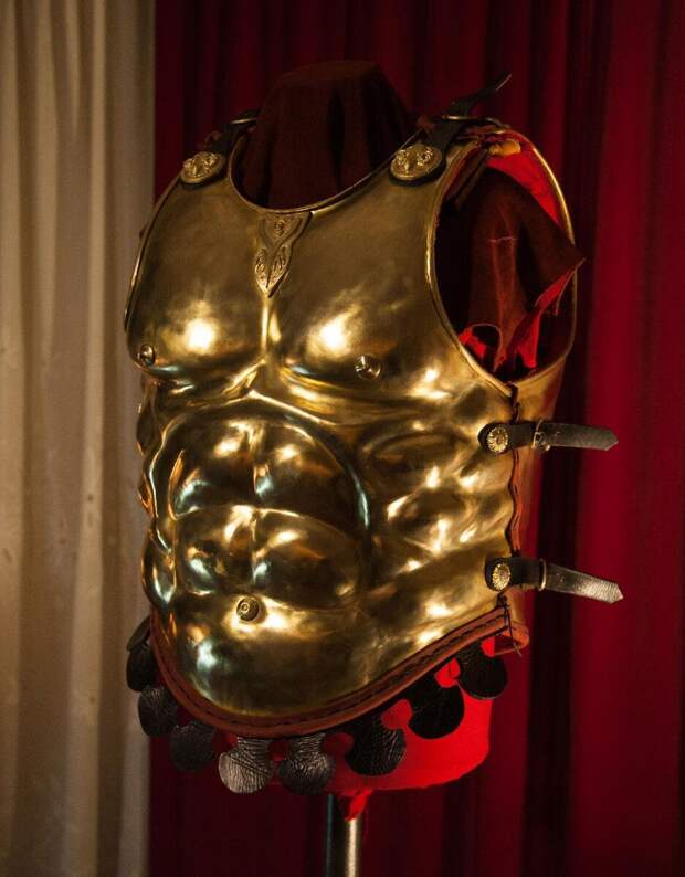 Современная реплика римской кирасы