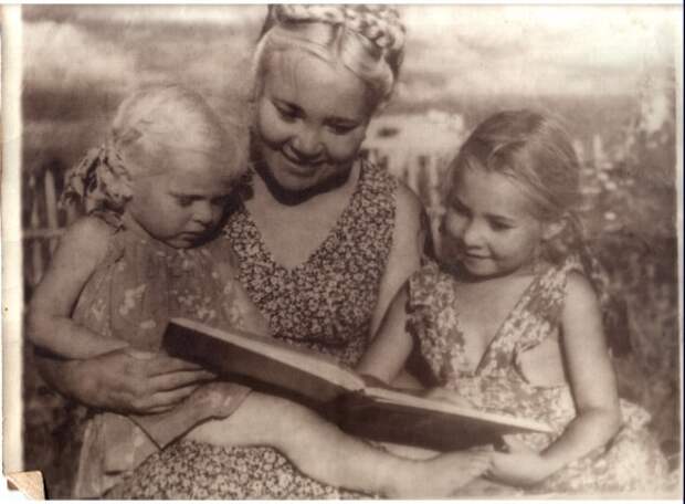 Советские женщины с детмм. Советская мама. Женщина с ребенком СССР. Мамы и дети советские снимки.