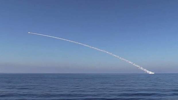 Подводная лодка Краснодар ВМФ РФ запускает крылатую ракету Калибр по объектам Исламского государства (ИГ, запрещена в РФ). Архивное фото