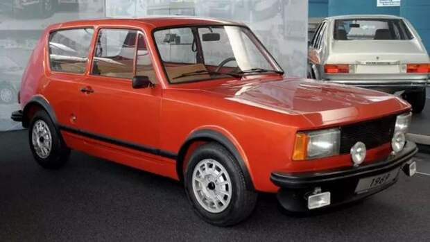 Вскоре после первого хэтчбека внезапно появился второй - уже намного ближе к будущему Гольфу.  А также подозрительно близок к показанному годом ранее за железным занавесом Wartburg 355 (см. Ссылку под статьей о его истории).  В ГДР существует устойчивый миф о том, что рисунки на самом деле были тайно проданы западным немцам, но это никогда не было доказано.   Однако дело в том, что EA276 полностью разрывает связь и преемственность с Beetle, и поэтому Golf никоим образом нельзя считать преемником классической модели.  