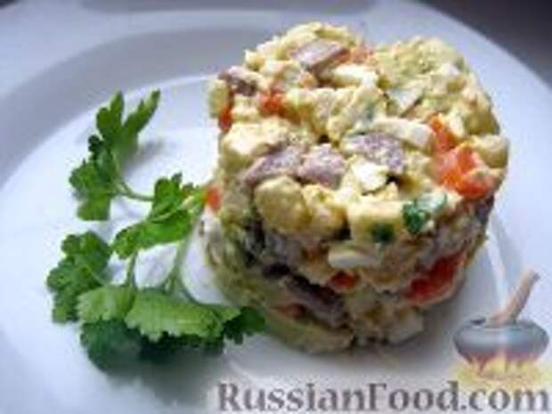 Фото к рецепту: Салат с говяжьим языком и яблоками