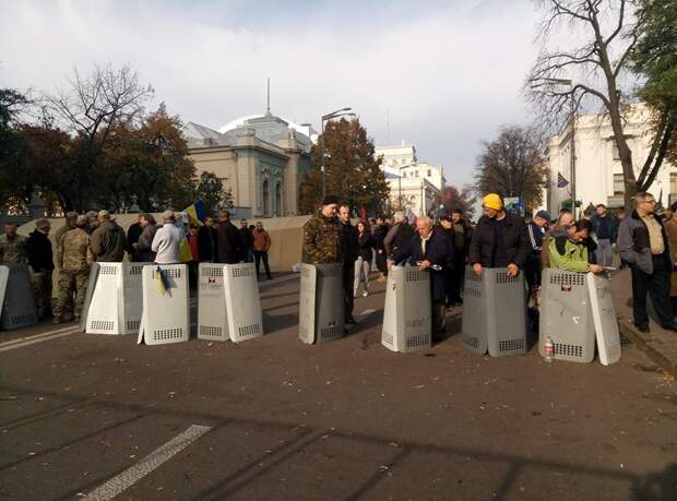 Опять воруют? В Киеве участники митинга украли у правоохранителей щиты