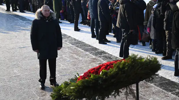 Путин возложил цветы в память о жертвах блокады Ленинграда