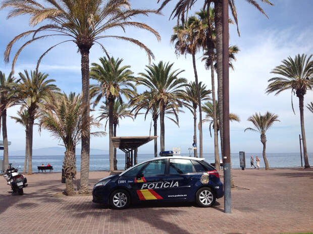 Турист погнался за укравшим телефон его подруги грабителем в Европе и получил удар ножом