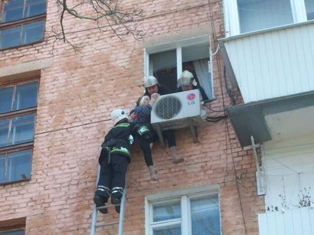 97-летняя старушка выпала из окна и спаслась старушка, спасение, падение