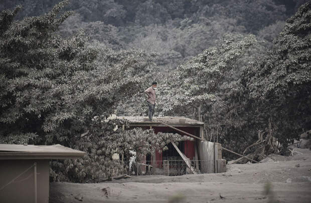 Пепельная деревня Сан-Мигель после извержения вулкана Фуэго в Гватемале