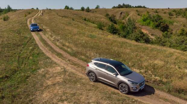 Hyundai_Tucson на сельской дороге