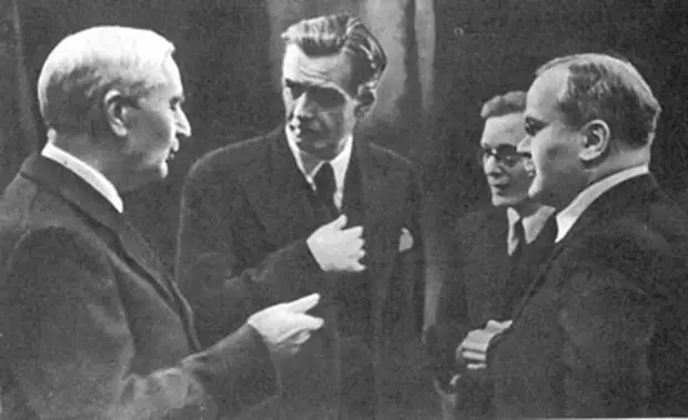 Как Сталин с Гитлером мир заключал в 1942 году…