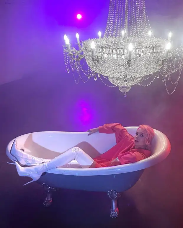 Клава Кока предстала в стильном образе