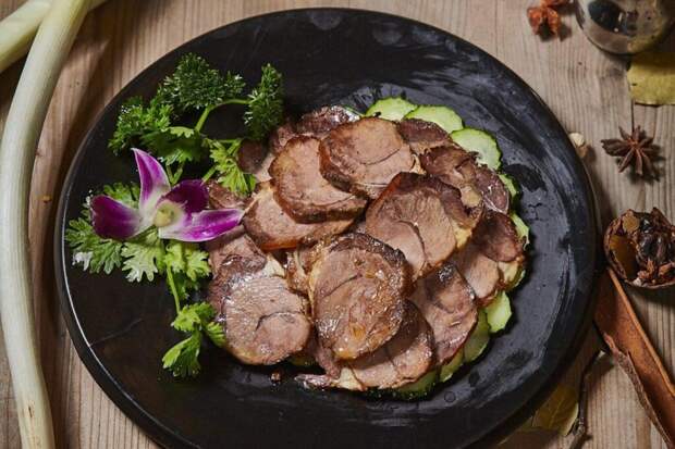 Эскалопы из индейки со сливочным шпинатом: ресторанное блюдо за 30 минут