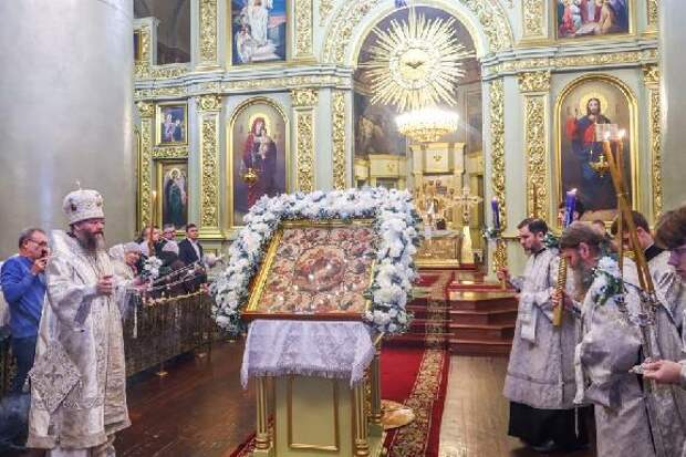 Митрополит Феодосий совершил Божественную литургию в Спасо-Преображенском кафедральном соборе