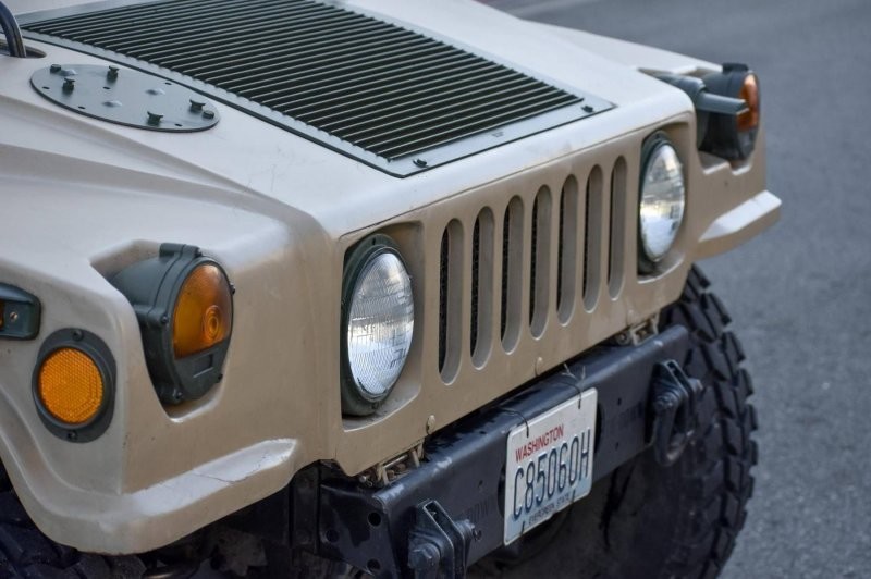 Бывший военный пикап Humvee, предназначенный для использования на дорогах, выставили на продажу
