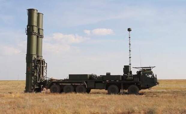 На фото: новейшая зенитная ракетная система (ЗРС) С-500 перед выполнением испытательных боевых стрельб по скоростной баллистической цели на полигоне Капустин Яр.