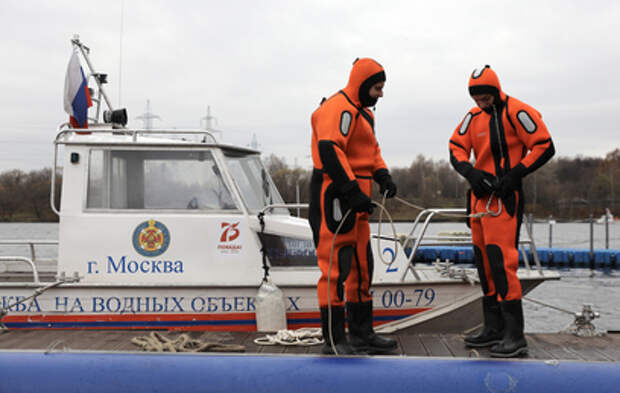 Спасатели провели учения на Канале имени Москвы