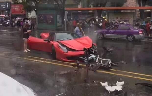 Китаянка разбила красный Ferrari 458 за 650 000 долларов спустя несколько минут после аренды ferrari, авария, авто, в мире, девушка за рулем, китаянка, люди, машина