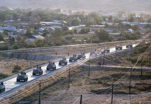 Колонна советских БТР, выезжающих из Афганистана, 20 октября 1986 года. история, ретро, фото