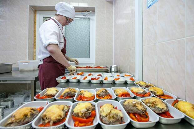 Почему пилотов кормят по-разному, томатный сок на борту вкусный, а кофе отвратительный: все секреты питания в самолетах