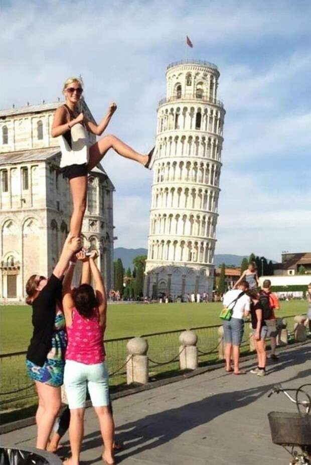 Фото с Пизанской башней: каждый старается, как может!