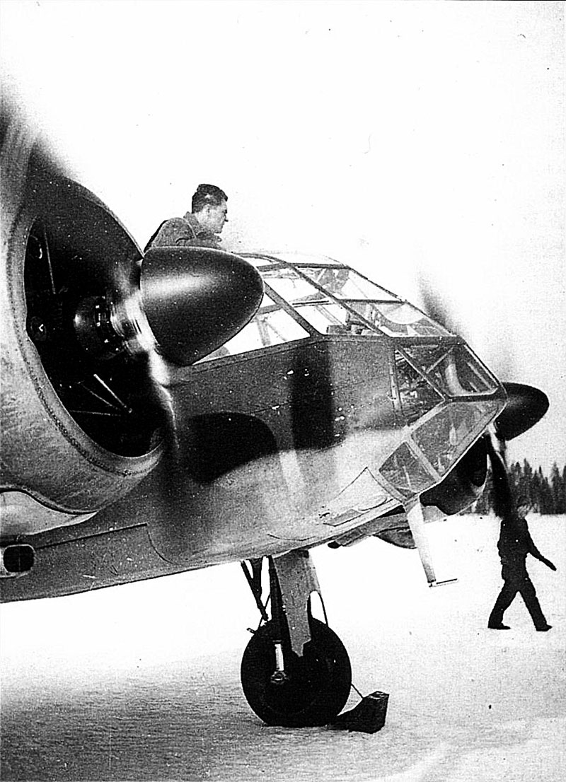 Bristol Blenheim MkI FAF LeLv42 BL142 making pre taxi checks 02