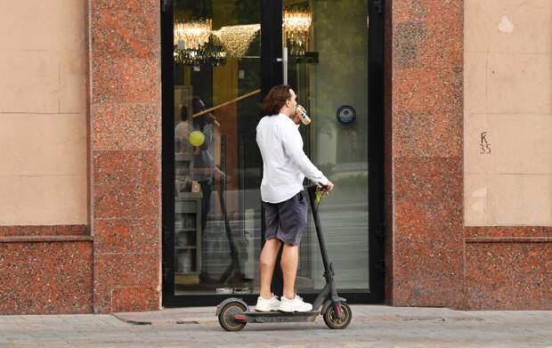 Москвичам назвали время появления самокатчиков