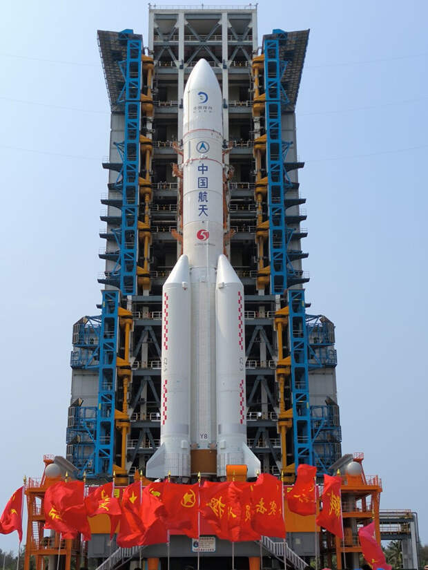 Запущенная сегодня ракета-носитель «Чанчжэн-5» перед стартом. Credit: CNSA.