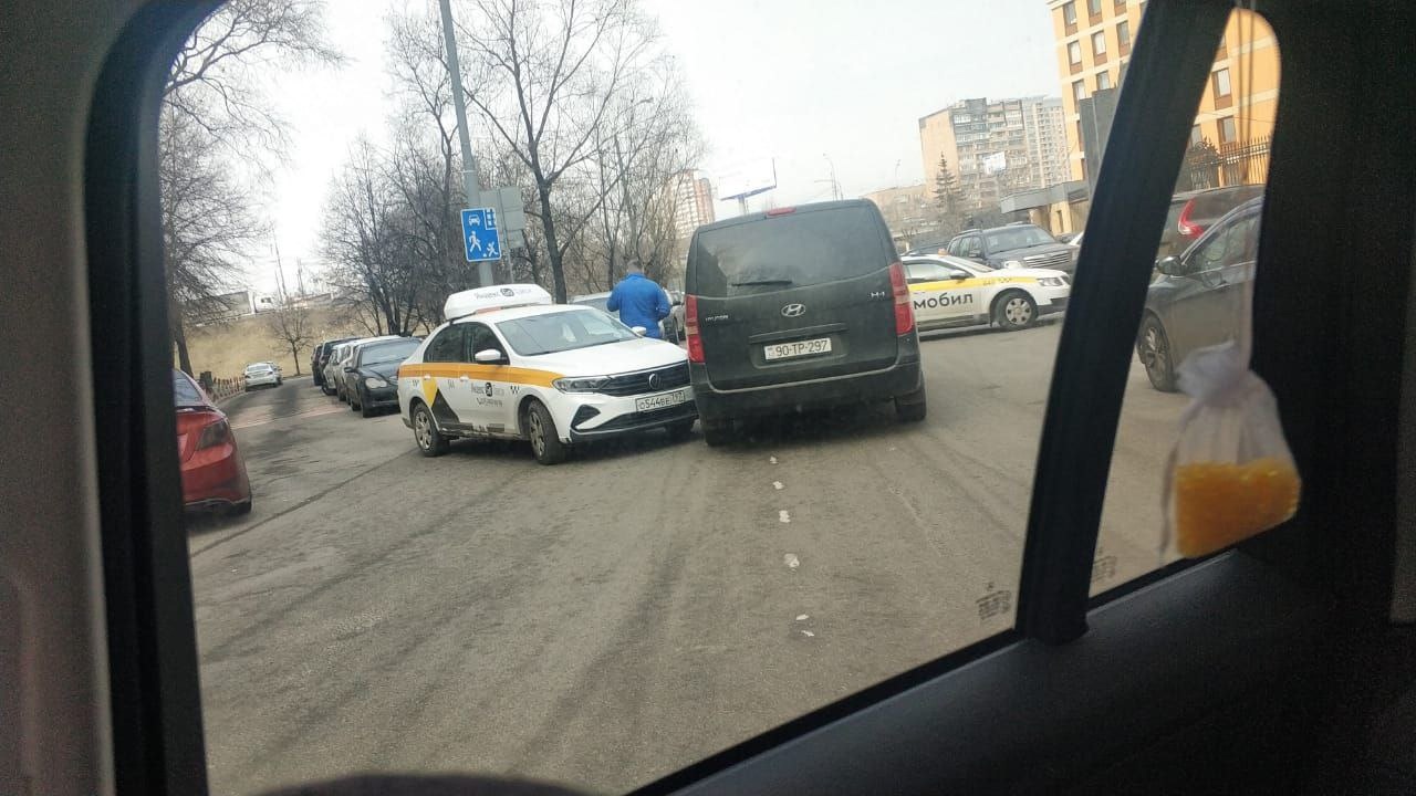 В Высоковольтном проезде водитель такси не уступил дорогу и врезался в «Хюндай»