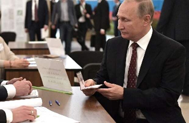 Путин «отдает часть существенных полномочий», чтобы еще больше усилить свою власть в стране