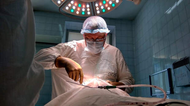 Сибирский хирург делает бесплатные операции детям по всему миру