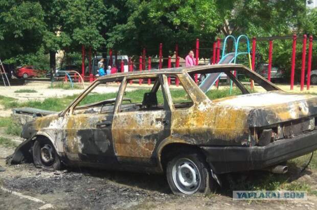 В Симферополе поджигают машины, припаркованные на газоне