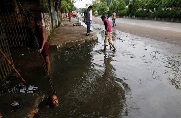 Жалуетесь на работу? А в Бангладеше канализационные чистильщики получают всего $10 за смену бангладеш, дакка, канализация, мир, работа, сток, фотография