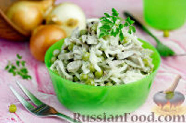 Фото к рецепту: Салат с языком, горошком и маринованным луком