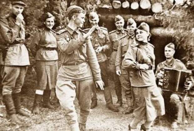 Война - войной, а молодость брала свое. Война - войной, а молодость брала свое.