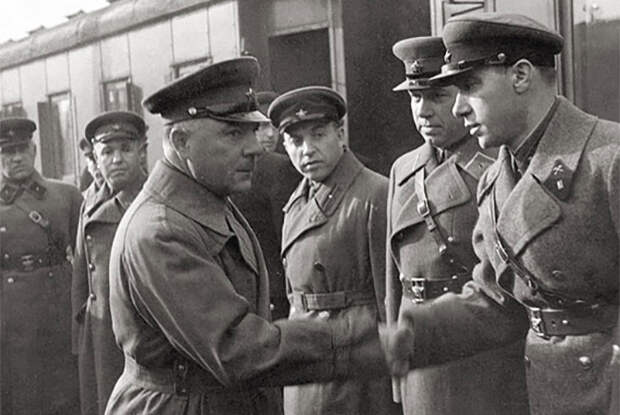 Климент Ворошилов пожимает руку капитану Илье Старинову, 1937 год