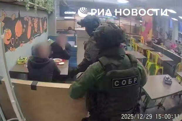 Спецназ в кафе уронил на пол торговца оружием и попал на видео