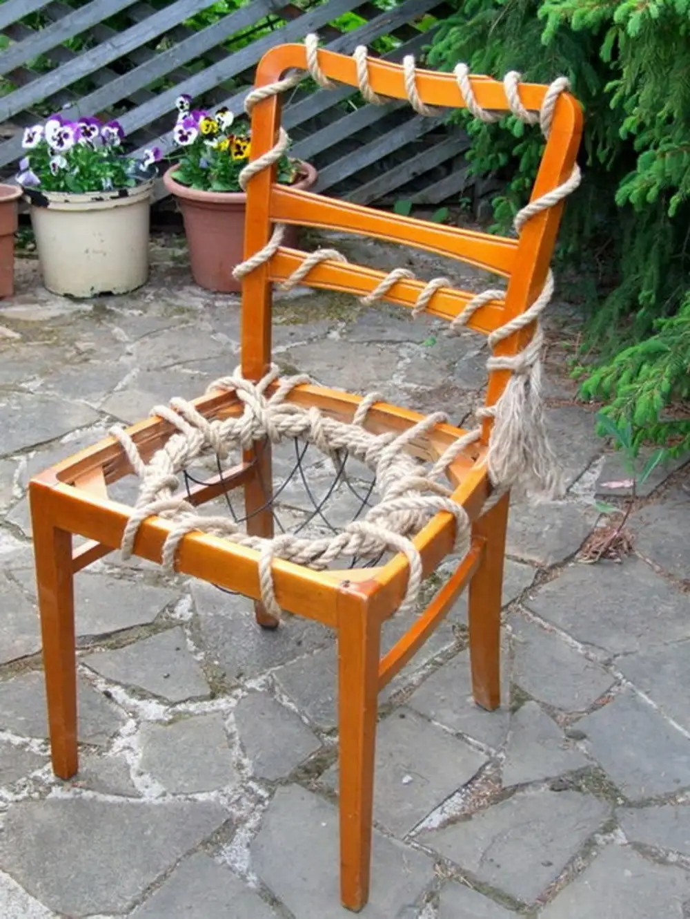 старый стул в дизайне сада