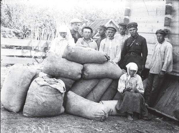 Местные жители с офицером. СССР, Украина, Донецкая область, 1930 год.