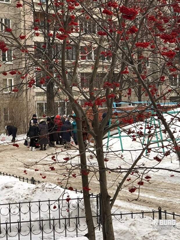 На задворках магазина в Екатеринбурге сняли очередь за просроченными продуктами