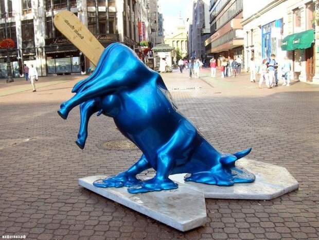 1. Подтаявшая корова, Будапешт интересное, креатив на улице, статуи