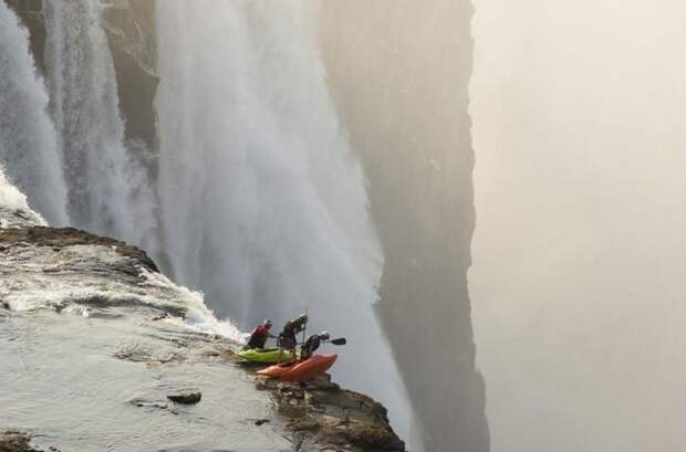 Экстремальный каякинг на водопаде Виктория. Замбия, Зимбабве, Южная Африка. фото, экстрим, это интересно