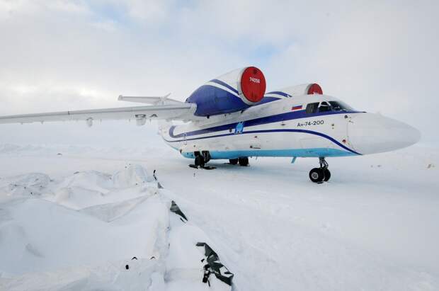 Ан-74-200 авиакомпании Шар Инк после жесткой посадке на льдине Барнео