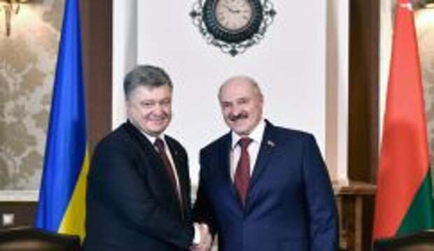 Президент Украины Петр Порошенко и президент Белоруссии Александр Лукашенко (слева направо) во время встречи в агрогородке Лясковичи