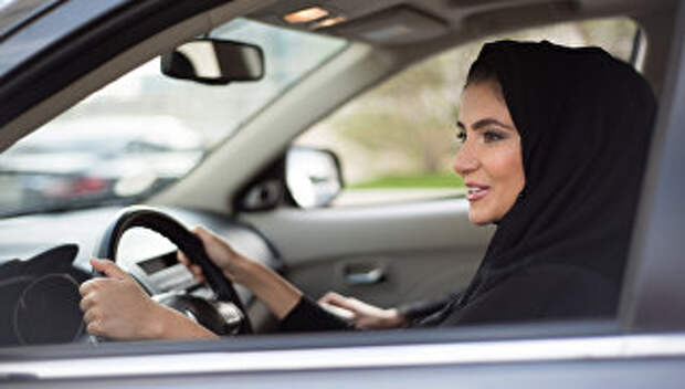 Женщина в хиджабе за рулем автомобиля