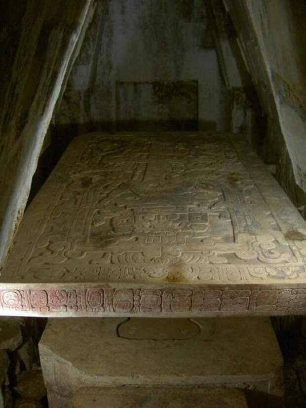 На полу гробницы находилась одна цельная плита, которая полностью закрывала площадь комнаты. На фото: плита саркофага из Храма Надписей в Паленке.