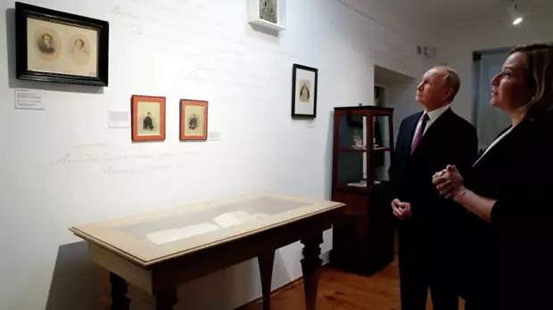 Путин посетил Московский дом Достоевского в день 200-летия со дня рождения классика