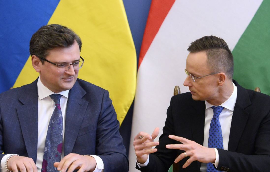Глава МИД Венгрии в Киеве «затроллил» Украину российской вакциной