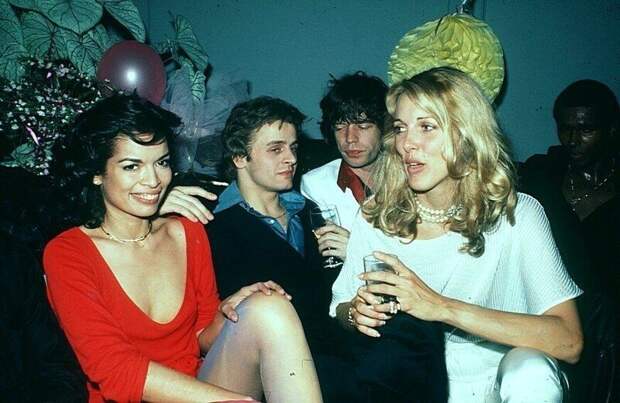 Михаил Барышников и Мик Джаггер с дамами в "Студии 54", 1977 год, Нью–Йорк
