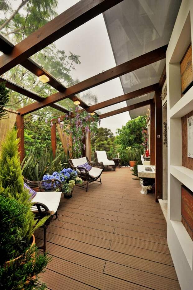 Декорирование узкой террасы с поликарбонатным навесом садовыми растениями