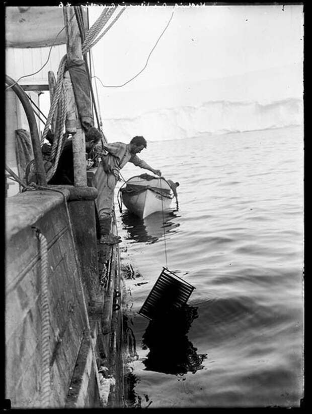 Фотограф Фрэнк Херли за работой на борту "Авроры" Дуглас Моусон, австралия, антарктида, изучение Антарктики, научная экспедиция, полярные исследователи, поход во льдах, фотосвидетельства